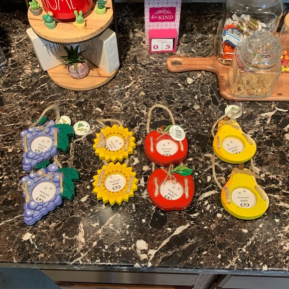 Adorable set of hanging fruit and sunflower picture frames - Picture 1 of 6